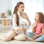 logopaedie holzwickede sprachtherapie kind uebung mit spiegel in logopaedischer sitzung